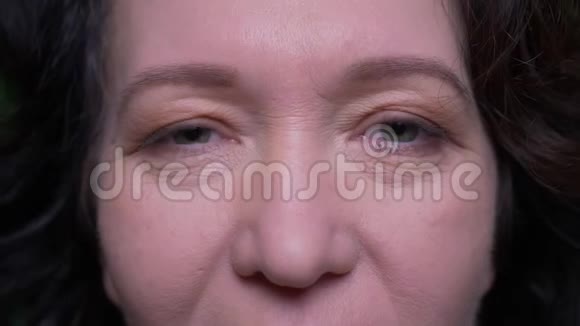 老白种人深色头发的女性面部特写照片眼睛看着镜头背景与绿色隔离视频的预览图