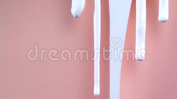 粉红色背景高清的白色流动油漆视频的预览图