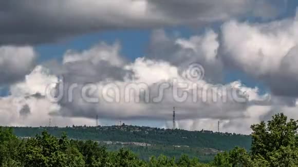 云在高山通讯塔上的时间流逝视频的预览图