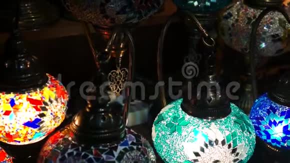 手工制作的亚洲灯在迪拜视频的预览图