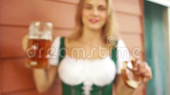 一位年轻女士在德国的啤酒节上喝啤酒特写镜头大杯啤酒杯一个女孩欢快地笑着视频的预览图