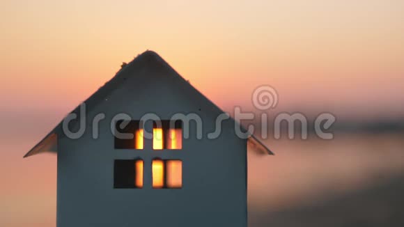 日落时海滩上的房子模型视频的预览图