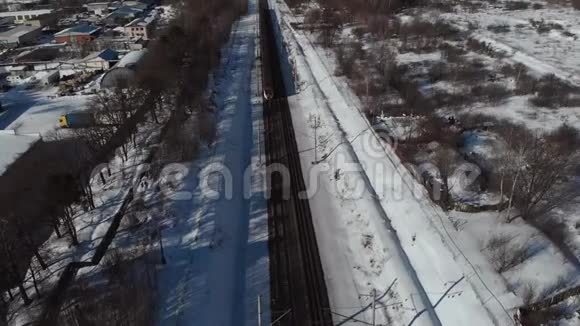 冬季铁路车厢旅客列车的俯视图空中射击4K视频的预览图