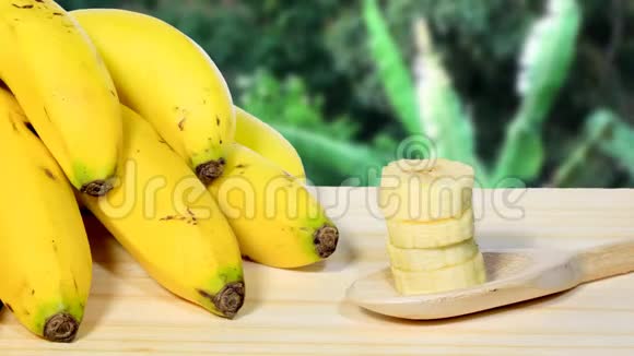 木板上的香蕉木勺上的切片视频的预览图