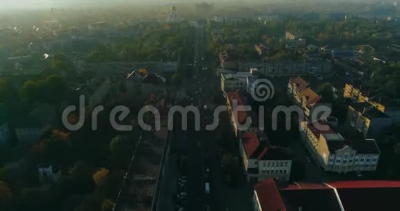 鸟瞰黎明时分在乌克兰乌日戈罗德的街道上空飞行视频的预览图