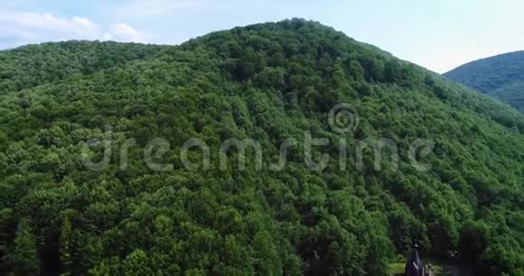 航拍飞过美丽的山和美丽的森林Transkarpathia视频的预览图