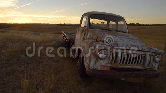 在澳大利亚的一片田野里旧的生锈的汽车背景是夕阳视频的预览图