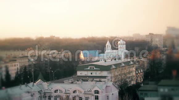 城市教堂从屋顶眺望视频的预览图