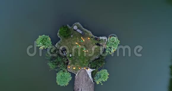 空中射击在一个有趣形状的小岛上的火秀顶部的维耶视频的预览图