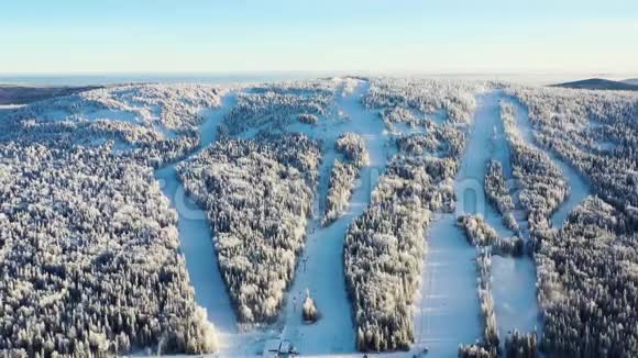 滑雪山坡山地全景俯视图录像山脚滑雪场滑雪坡和电梯视频的预览图