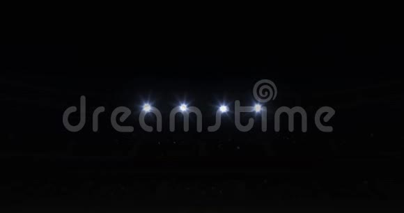 现代草地球场晚间泛光照明放大镜头视频的预览图