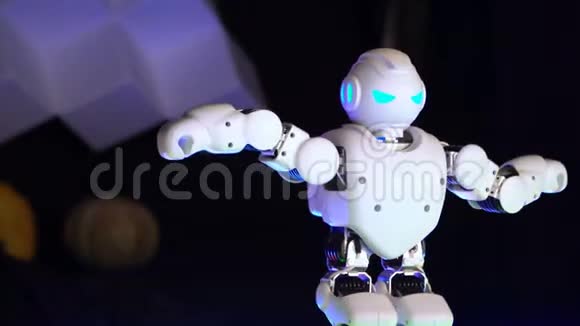 小玩具机器人积极快速地为儿童表演跳猫步视频的预览图