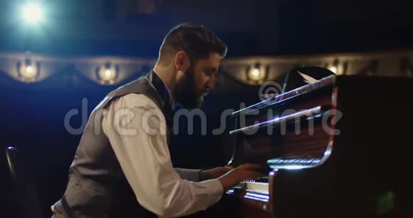 人在舞台上弹钢琴视频的预览图