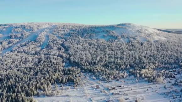 冬季山脚下村庄的俯视图录像一个小村庄位于山麓周围环绕着视频的预览图