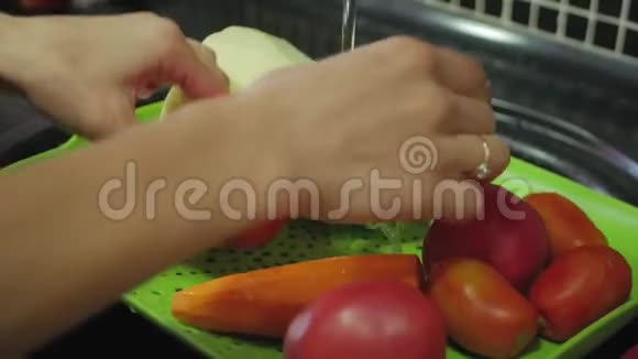 女人的手在厨房里洗蔬菜视频的预览图