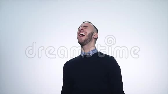 时髦的长胡子男人有着迷人的黑眼睛对着镜头微笑积极情绪视频的预览图