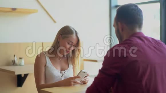 恋爱中的情侣在社交网络上聊天视频的预览图