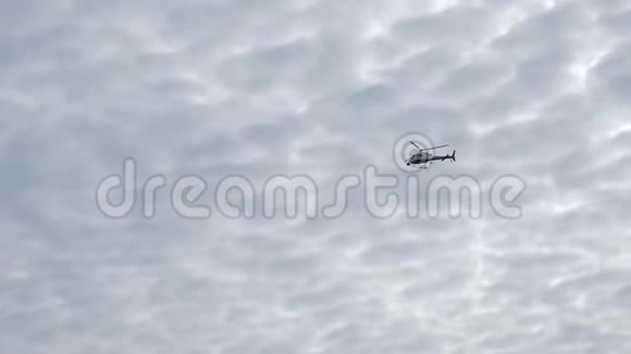 直升机飞行空中背景慢动作视频视频的预览图