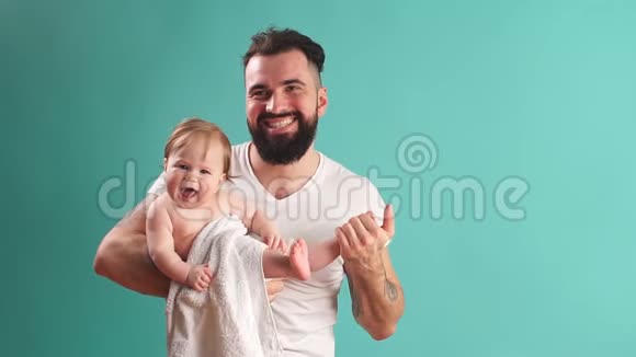 年轻的父亲和他的小宝宝玩得很开心视频的预览图