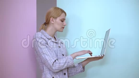 年轻女人用笔记本电脑在笔记本电脑上工作的女商人寻找新的解决方案视频的预览图