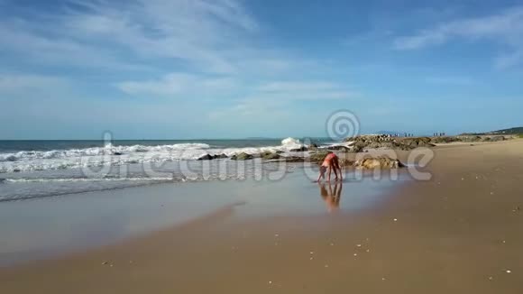 女孩在湿海滩做瑜伽对抗无边的海洋视频的预览图