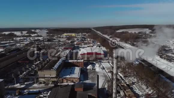 空中观景从工业管道排放到大气用无人驾驶飞机推进烟囱管道4K视频的预览图