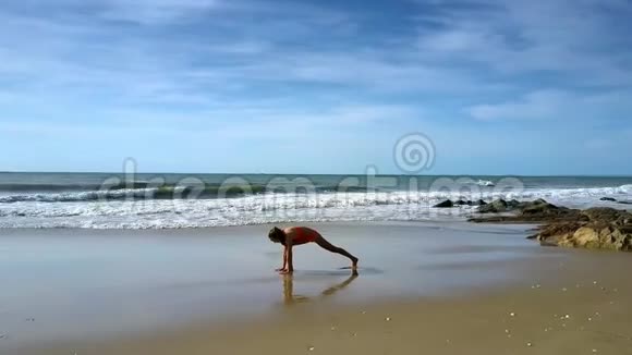 女子持瑜伽姿势在海岸对公鸡视频的预览图