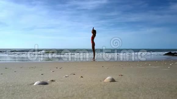 女孩瑜伽改变姿势对抗波浪视频的预览图
