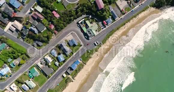 在有高速公路的城镇海滩上的泡沫波浪什维列夫视频的预览图