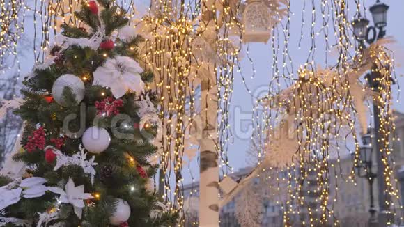喜庆的气氛挂在树上的圣诞玩具在背景中黄色的照明是不聚焦的装饰视频的预览图