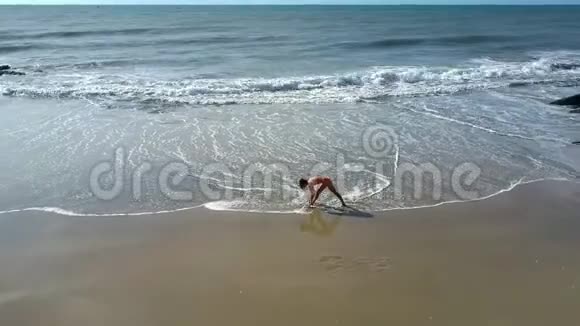 沙滩上的健美操是否被海洋冲刷视频的预览图
