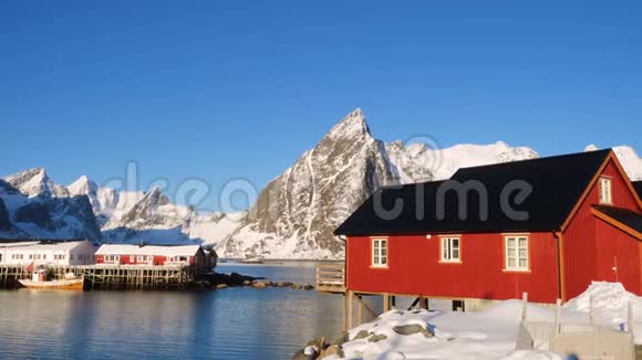 挪威冬季兰斯卡普与红色罗布和渔船视频的预览图