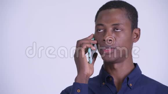 年轻快乐的非洲商人在电话中的表情视频的预览图
