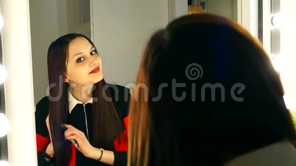 女孩梳头在镜子前准备约会视频的预览图
