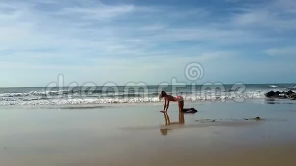 流动海浪沙滩上的女孩变变瑜伽玫瑰视频的预览图