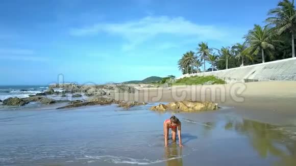 女孩站在海岸与地平线的瑜伽姿势视频的预览图