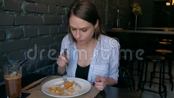 漂亮的女人在咖啡馆里吃甜点视频的预览图