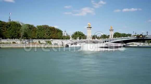 巴黎的时光流逝塞纳河亚历山大三世大桥视频的预览图