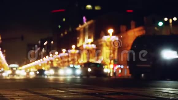 城市里的夜晚变得模糊了没有焦点的城市灯交通堵塞城市噪音视频的预览图