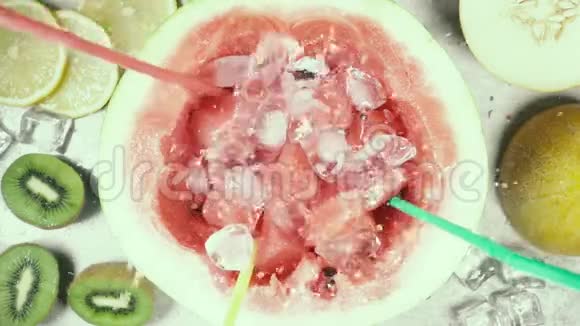 在有冰滴水的西瓜中缓慢运动俯视图视频的预览图