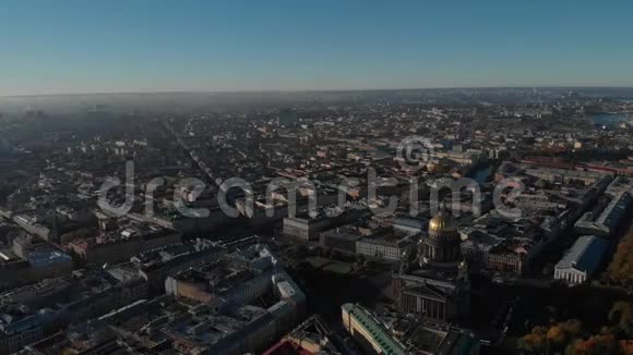 圣彼得堡圣艾萨克大教堂街道和运河的空中景观视频的预览图