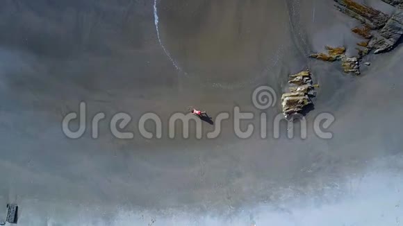 沙滩瑜伽姿势中的空中滑浪翻滚女孩形象视频的预览图
