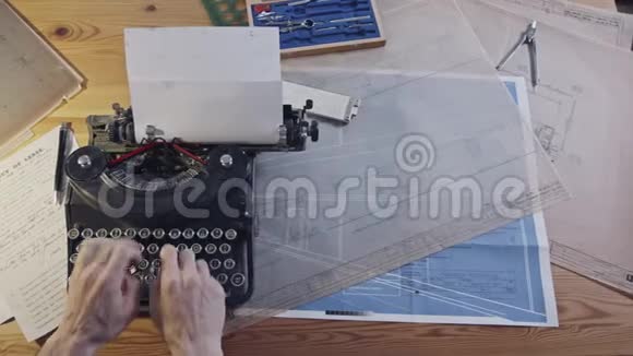 老式建筑书桌配有打字机蓝图和尺子视频的预览图