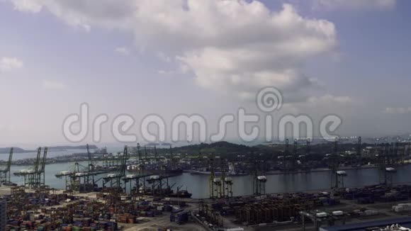 鸟瞰亚洲最繁忙的货运港新加坡商业港实时鸟瞰视频的预览图