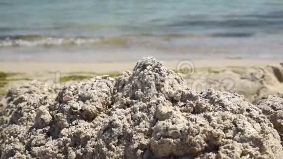 夏日黑海岸沙堆视频的预览图