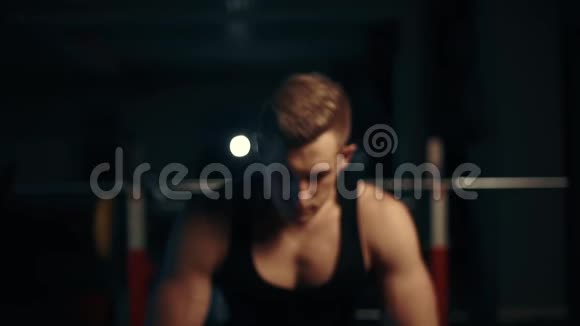 肌肉男的肖像看着健身房里的相机健身和健美的概念视频的预览图