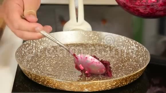 在平底锅上煎甜菜根薄饼视频的预览图