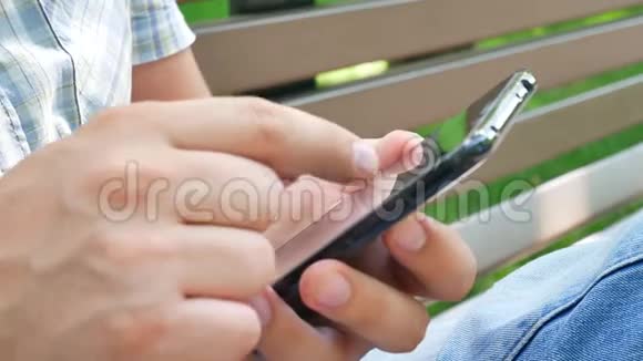 男人用触摸屏黑色手机硅胶外壳视频的预览图