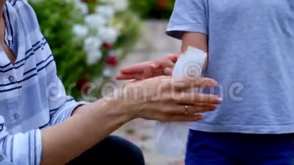 儿童卫生妇女用婴儿湿巾擦孩子的手视频的预览图