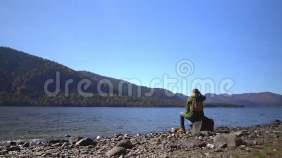 山湖堕落那个女人带着西利特背包在湖边的旅行者视频的预览图